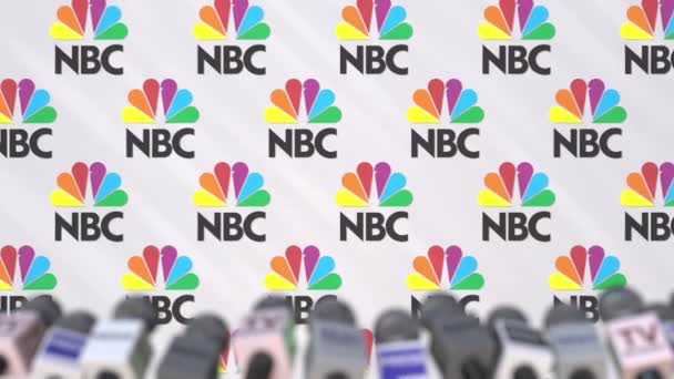 Konferensi pers NBC, dinding pers dengan logo dan mikrofon, animasi editorial konseptual — Stok Video