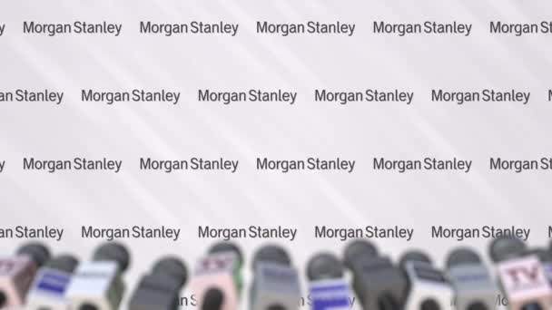 Rueda de prensa de MORGAN STANLEY, muro de prensa con logo y micrófonos, animación editorial conceptual — Vídeo de stock
