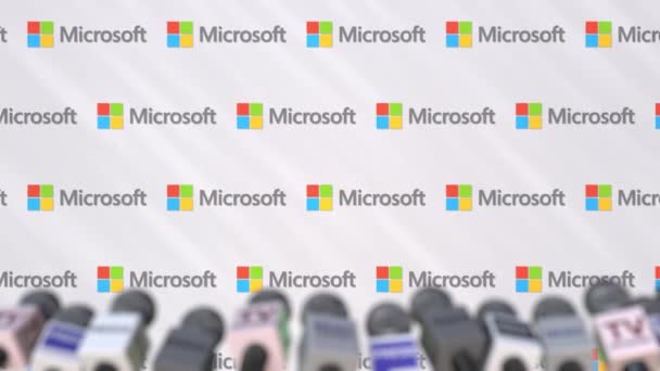 Tisková konference Microsoftu, zdi stiskněte tlačítko s logem jako pozadí a mikrofony, redakční animace — Stock video