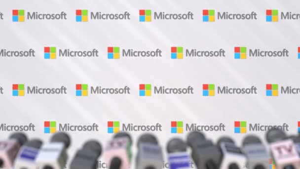 Conferencia de prensa de MICROSOFT, muro de prensa con logo como fondo y micrófonos, animación editorial — Vídeos de Stock