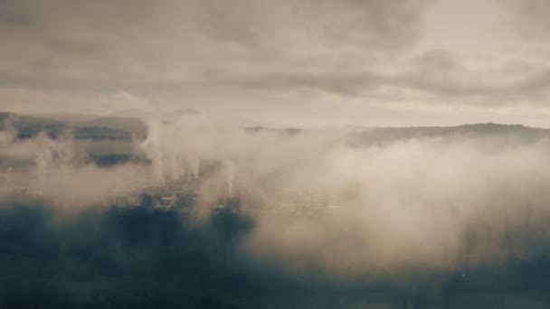 Aerial view of air polluting smoke over industrial area — Stock Video