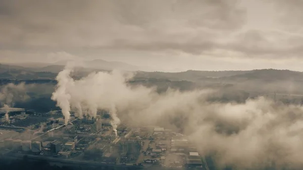 Vista aérea da fumaça poluente do ar sobre a área industrial — Fotografia de Stock