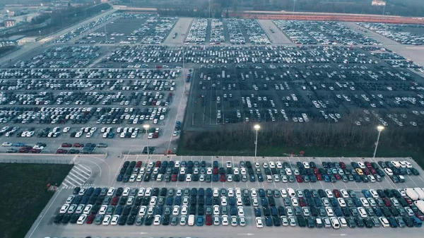 Vista aérea de la gran fábrica de almacenamiento de coches nuevos — Foto de Stock