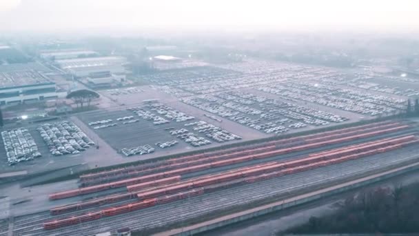 Flygfoto Över Stor Bil Fabrik Lagring Och Tomt Godståg — Stockvideo