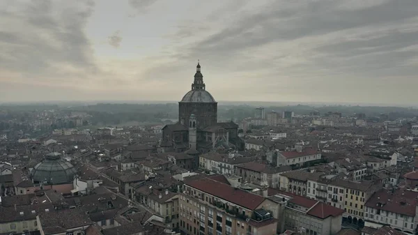 Widok z lotu ptaka z siedzib lub katedrę Duomo di Pavia w panoramę miasta. Włochy — Zdjęcie stockowe