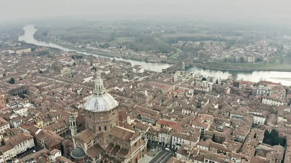Aerial view of Pavia cityscape involving Cathedral and Ponte Coperto or Coperto Bridge across Ticino River. Lombardy, Italy — Stock Photo, Image
