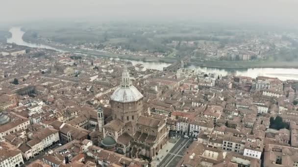 Veduta aerea del paesaggio urbano di Pavia che coinvolge il Duomo e Ponte Coperto o Ponte Coperto sul Ticino. Lombardia, Italia — Video Stock