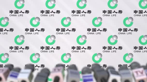 Tiskové konferenci Čína životní pojišťovna, zdi stiskněte tlačítko s logem jako pozadí a mikrofony, redakční animace — Stock video