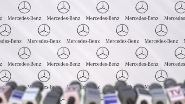 Δημοσιογραφική Διάσκεψη της εταιρείας Mercedes-Benz, πατήστε τοίχος με λογότυπο και μικρόφωνα, εννοιολογική σύνταξης κινούμενα σχέδια — Αρχείο Βίντεο