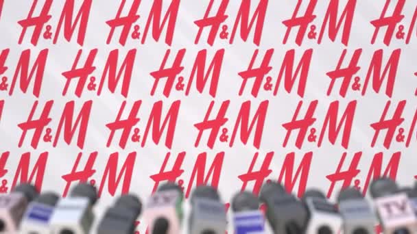 Conferência de imprensa da HM, parede de imprensa com logotipo como fundo e microfones, animação editorial — Vídeo de Stock