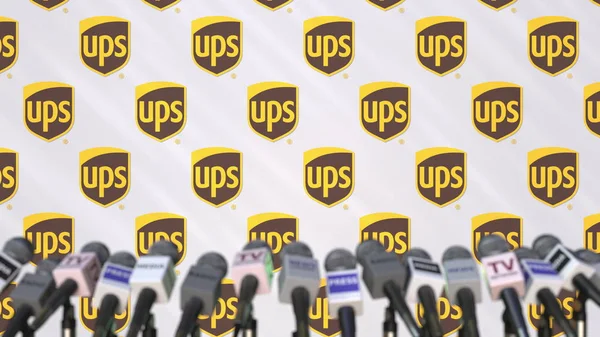 UPS cég sajtótájékoztatón, nyomja meg a fal logó és mikrofon, fogalmi szerkesztői 3d-leképezés — Stock Fotó