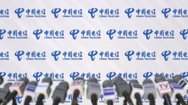 Evento de mídia da CHINA TELECOM, parede de imprensa com logotipo e microfones, renderização 3D editorial — Fotografia de Stock