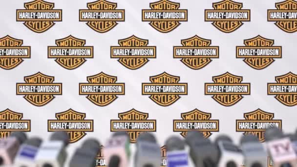 Evento mediático de HARLEY-DAVIDSON, pared de prensa con logo y micrófonos, animación editorial — Vídeo de stock