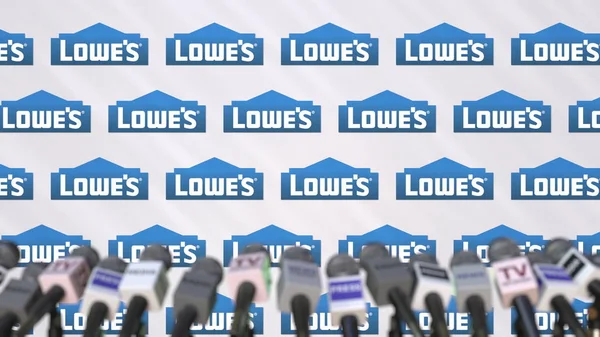 Mediehändelse av Lowes, tryck på väggen med logotyp och mikrofoner, redaktionella 3d-rendering — Stockfoto
