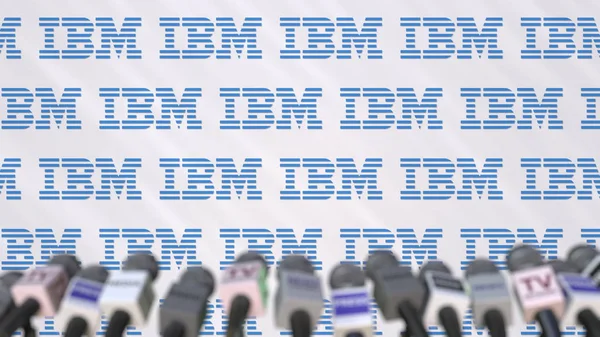 Evento multimedia de IBM, pared de prensa con logotipo y micrófonos, representación editorial 3D — Foto de Stock