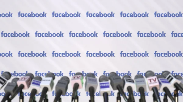 Conferencia de prensa de FACEBOOK, muro de prensa con logo como fondo y micrófonos, representación editorial 3D — Foto de Stock