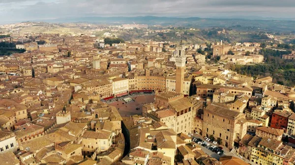 Vista aérea da cidade de Siena envolvendo a famosa Piazza del Campo ou a Praça Campo. Toscana, Itália — Fotografia de Stock