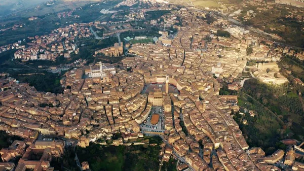 Высотная воздушная съемка города Сиены. Тоскана, Италия — стоковое фото