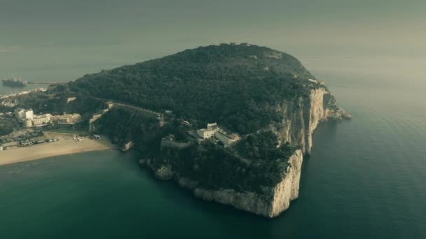 Vue aérienne de la Montagna Spaccata ou Broken Mountain, une falaise fortement verticale, à Gaeta, Italie — Video
