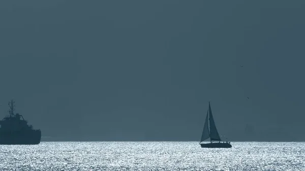 Silhouette Una Barca Vela Crociera Sconosciuta — Foto Stock