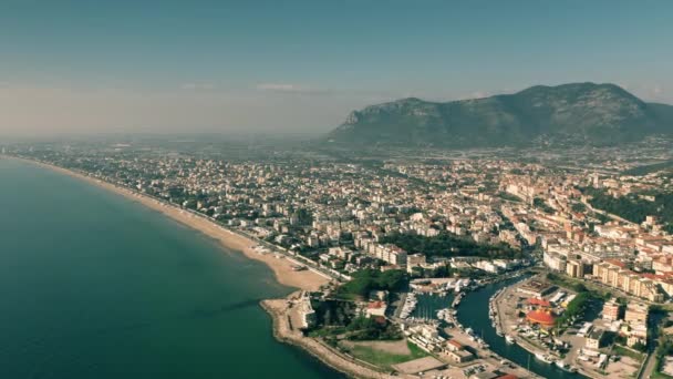 Εναέρια άποψη της πόλης του Terracina σε χαμηλή σεζόν. Ιταλία — Αρχείο Βίντεο