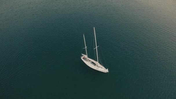 Bilinmeyen adamın onun Yelkenli kaldırılan Yelkenli üzerinde seyir havadan görünümü — Stok video
