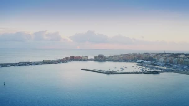 Vue aérienne de la ville d'Anzio dans la soirée, Italie — Video