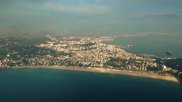 Widok z lotu ptaka miasta Gaeta i Serapo Beach, Włochy — Wideo stockowe