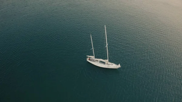 Vista aérea del hombre desconocido navegando en su velero con velas removidas — Foto de Stock