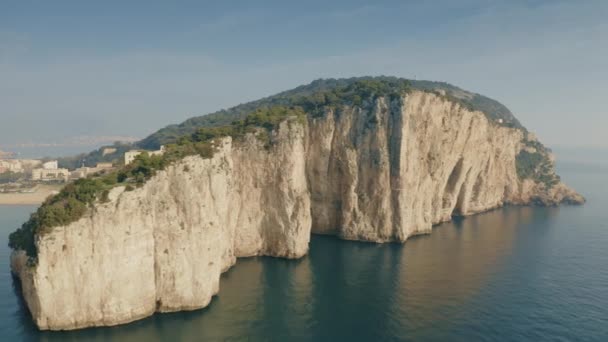 Vue aérienne de la Montagne Spaccata ou Montagne Brisée à Gaeta, Italie — Video