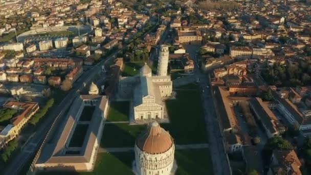 Luftaufnahme des berühmten schiefen Turms und der Kathedrale von Pisa. Toskana, Italien — Stockvideo
