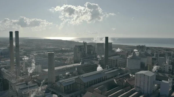 Vista aérea da área industrial poluente do ar e do mar distante — Fotografia de Stock