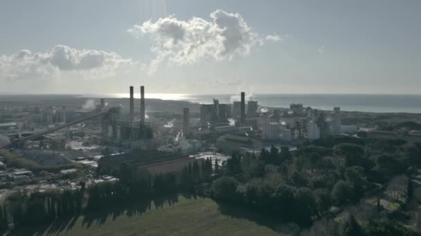 空气污染工业区和远洋的鸟瞰图 — 图库视频影像