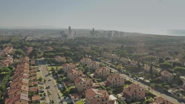 Vedere aeriană a unei zone rezidențiale împotriva instalației poluante atmosferice — Videoclip de stoc