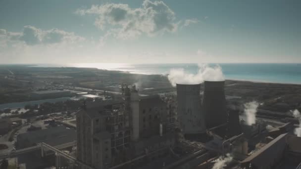 ROSIGNANO SOLVAY, ITALIA - ENERO 2, 2019. Vista aérea de la fábrica química de Solvay S.A. contaminante — Vídeos de Stock