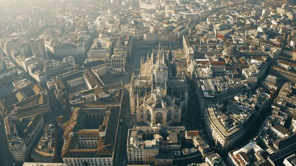 Letecký pohled na katedrálu Duomo di Milano nebo Milána. Lombardie, Itálie — Stock fotografie