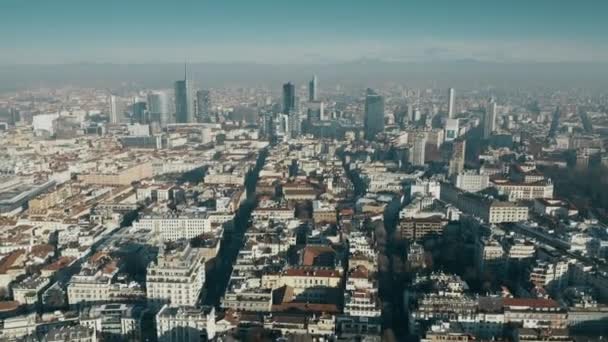 Milan, İtalya - 5 Ocak 2019. Porta Nuova iş bölgesi gökdelenler cityscape içinde hava atış — Stok video