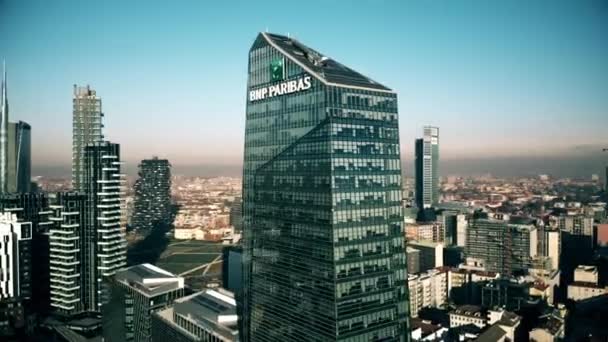 Milan, İtalya - 5 Ocak 2019. Bnp Paribas banka Office elmas Kulesi veya Torre Diamante havadan görünümü — Stok video
