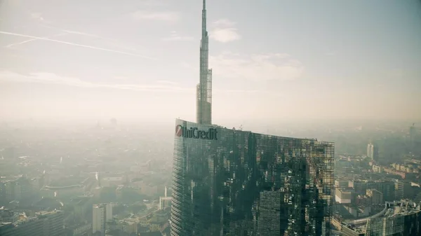 Milan, Italië - 5 januari 2019. Luchtfoto van de Unicredit Tower, het hoogste gebouw in het land — Stockfoto