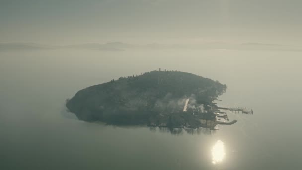 Vista aérea de la pequeña isla con casas y muelle — Vídeo de stock