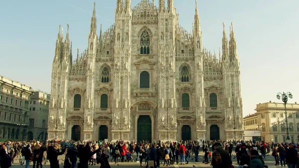 Milan, İtalya - 5 Ocak 2019. Duomo di Milano veya Milano Katedrali'ne, şehir merkezinde ana Simgesel Yapı yakınında kalabalık — Stok fotoğraf