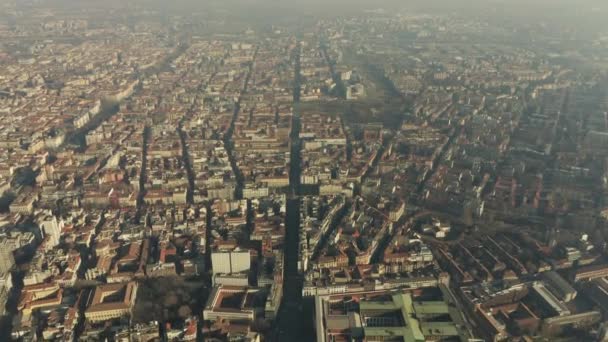 Tiro aéreo de alta altitude da cidade de Milão. Lombardia, Itália — Vídeo de Stock