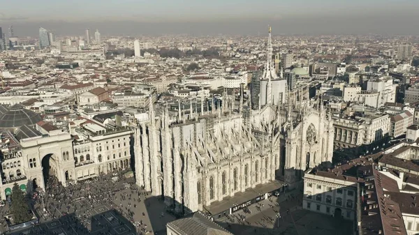 Utsikt över Duomo di Milano eller Milanos katedral. Lombardiet, Italien — Stockfoto