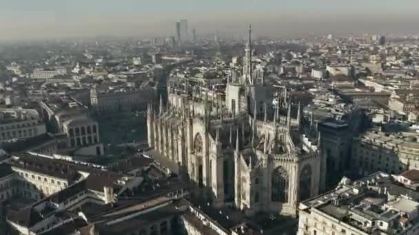Letecký hyperlapse Duomo di Milano nebo milánské katedrály. Lombardie, Itálie — Stock video