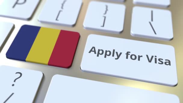在电脑键盘上的按钮上申请罗马尼亚的签证文本和标志。概念3d 动画 — 图库视频影像