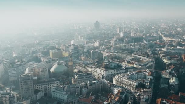 Vista aérea de la parte central de Milán con el famoso Duomo di Milano o la Catedral de Milán. Lombardía, Italia — Vídeos de Stock