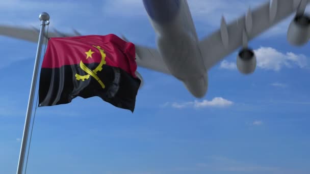 Комерційні літак посадки позаду розмахуючи ангольської прапор. Поїздки в Анголі концептуальні анімації — стокове відео