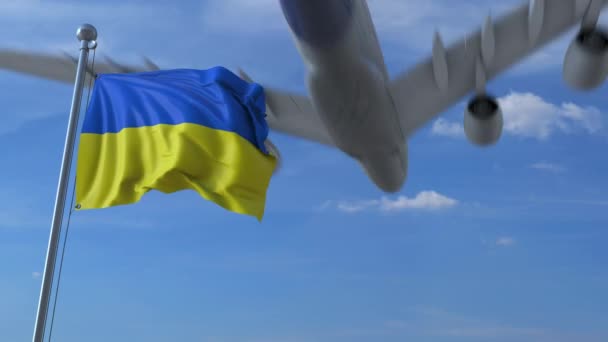 Kommersiella flygplan landar bakom viftar ukrainska flagga. Resa till Ukraina konceptuella animation — Stockvideo