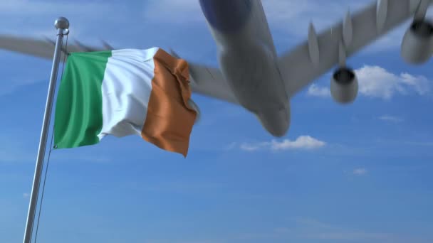 Ticari uçak iniş İrlanda bayrağı sallayarak arkasında. İrlanda kavramsal animasyon için seyahat — Stok video