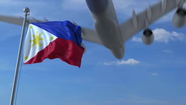 Verkehrsflugzeuge landen hinter schwenkender Flagge. Reise zu den Philippinen — Stockvideo